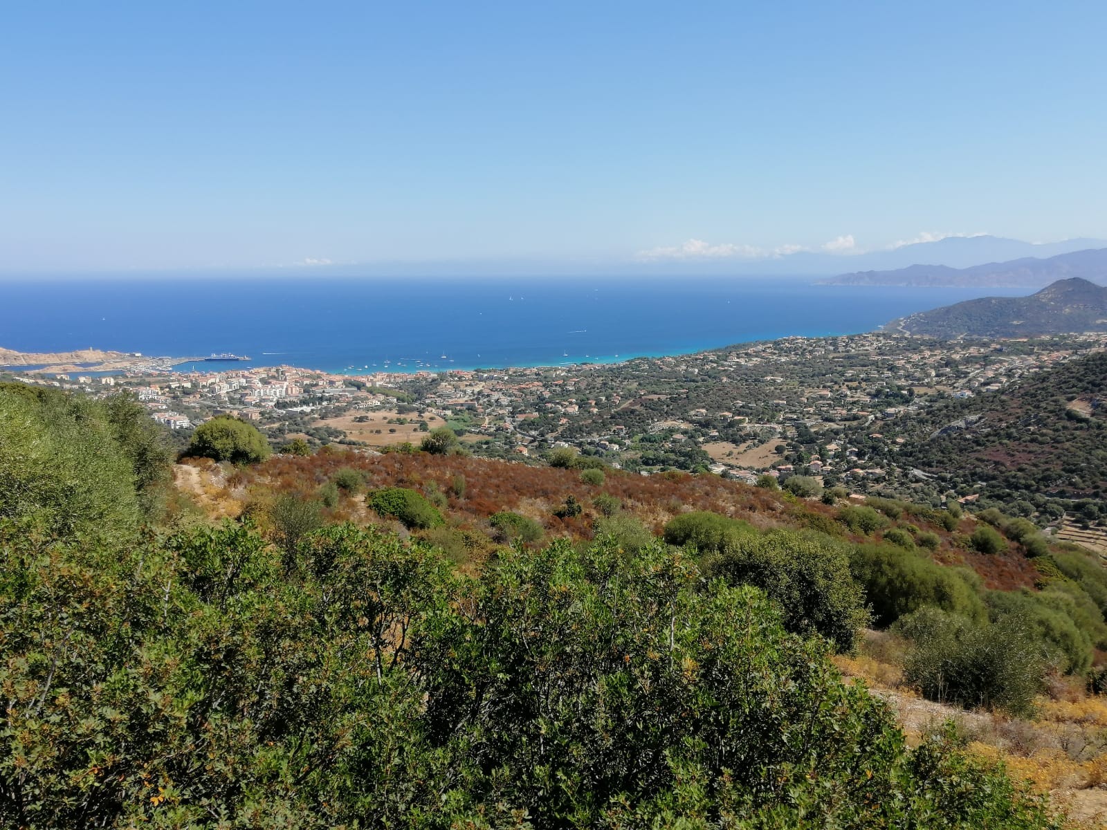 La vista di Isola Rossa dalla montagna dietro Occiglioni